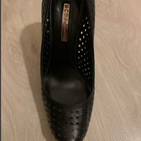 BCBG Platform Heels Black - size 37/6.5 - Picture 4 of 6